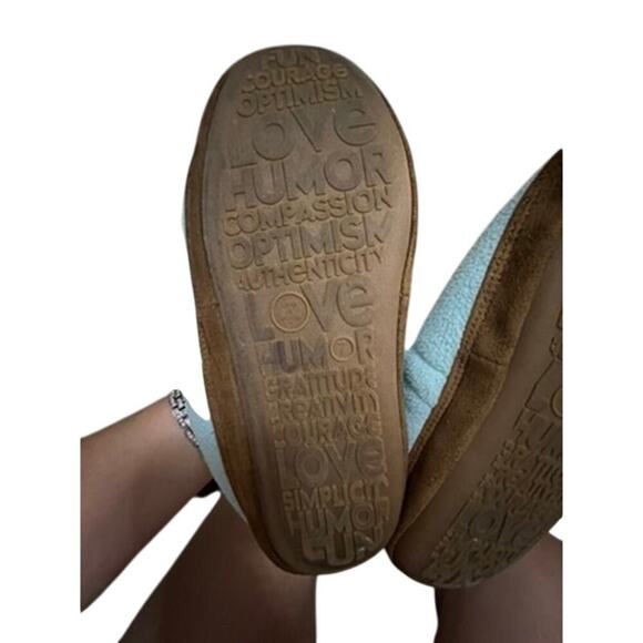 Life is Good brand soft light blue slippers - Picture 5 of 6